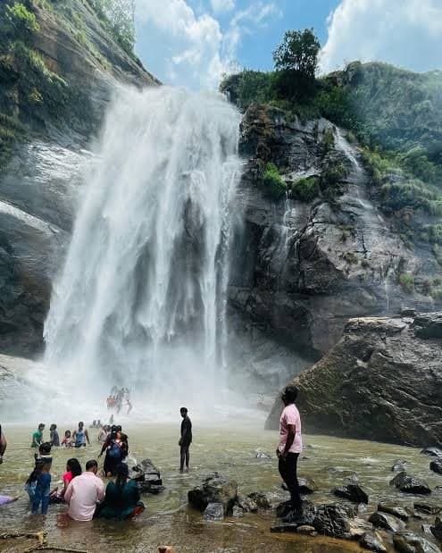 The Agaya Gangai falls dropping into the pool below