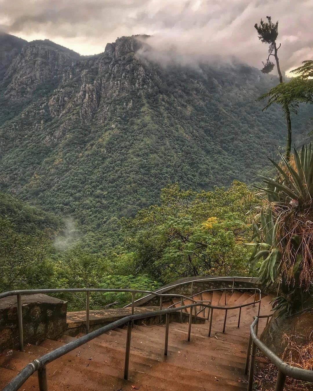 The stepped descent towards the Agaya Gangai falls, cloud over the ridge